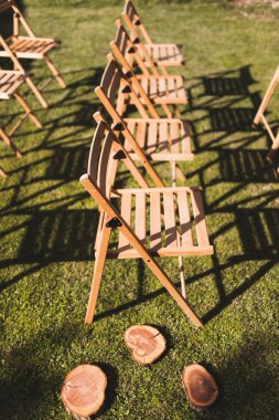 Satır düğün töreni üzerinde kahverengi ahşap sandalye