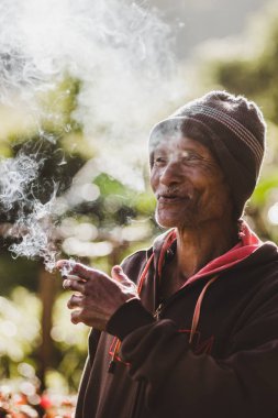 Denpasar, Endonezya - 02 Şubat 2017: sigara ve gülüyor, basit köy yaşamı Bali Endonezya adam