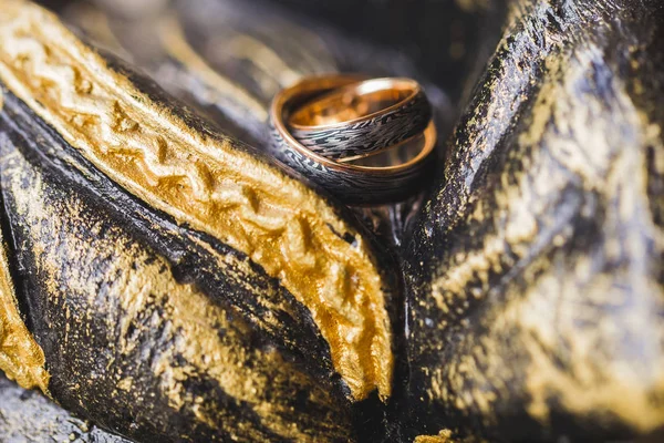 Два Черно Золотых Обручальных Кольца Каменном Окрашенном Многоцветном Фоне — стоковое фото