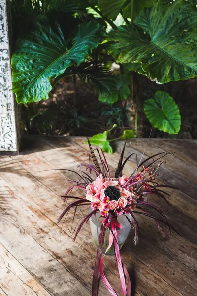 Buquê Casamento Estilo Boho Com Fitas Seda Rosa Rosas Crisântemo — Fotografia de Stock