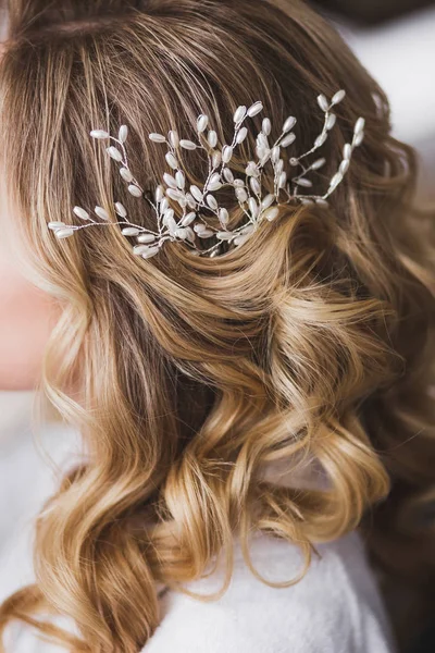close up of brides hair details with curls