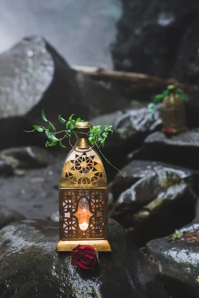 Večerní Svatební Obřad Vintage Kované Lampy Svíčky Uvnitř — Stock fotografie
