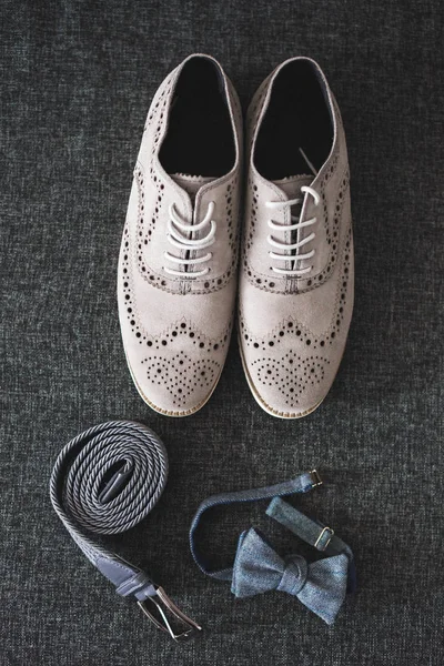 Boda Masculina Sobre Fondo Gris Oscuro — Foto de Stock