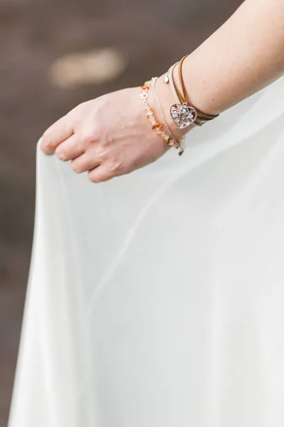 Ręce Kobiety Różnych Bransoletki Biżuteria — Zdjęcie stockowe