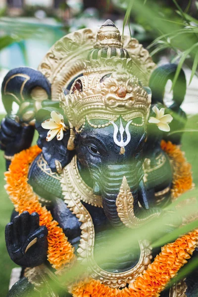 Statue Ganesha Dans Jardin Balinais Avec Collier Fleurs Couleur Orange — Photo