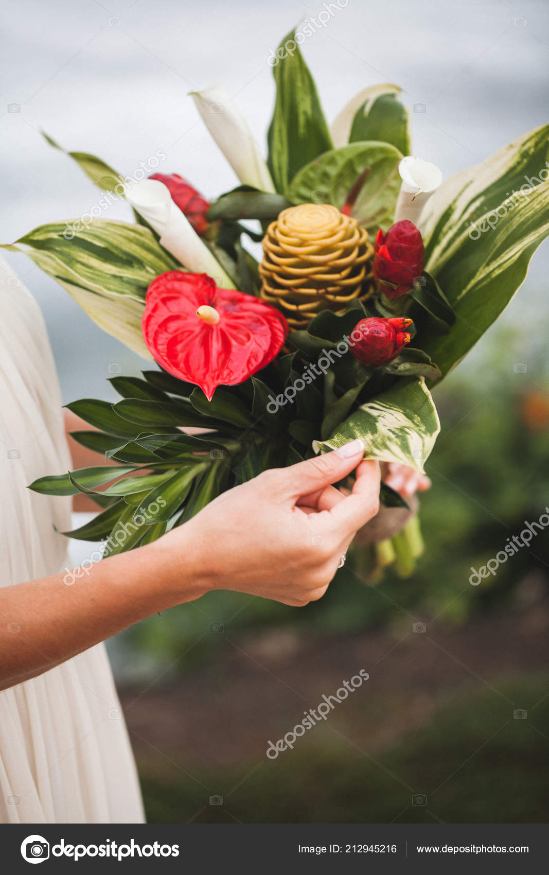 Mariée Tenant Bouquet Avec Des Fleurs Tropicales Rouges