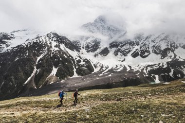 Elbrus Region, Rusya Federasyonu - 23 Haziran 2017: mount Cheget tepesine hiking iki turist