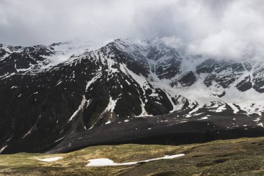 Yüksek dağ zirveleri karlı ve sisli soğuk havalarda, Elbrus bölge panoramik manzaralı