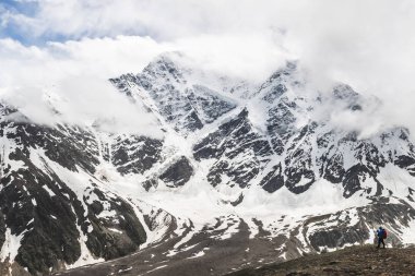Yüksek dağ zirveleri karlı ve sisli soğuk havalarda, Elbrus bölge panoramik manzaralı