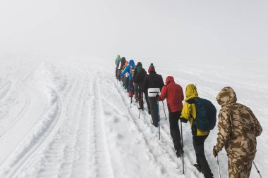Elbrus Region, Rusya Federasyonu - 24 Haziran 2017: Elbruz Dağı tepesine hiking turist Grup