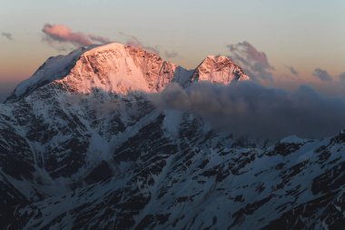 Panoramik sabah ışık, Elbrus bölgesinde yüksek dağ zirveleri