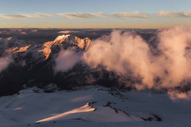 Panoramik sabah ışık, Elbrus bölgesinde yüksek dağ zirveleri