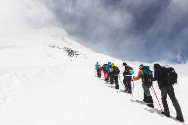 Elbrus Region, Rusya Federasyonu - 25 Haziran 2017: Elbruz Dağı tepesine hiking turist Grup