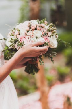 Nazik düğün buket pembe ve beyaz gül elinde tutan gelin