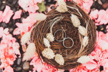 İki Alyans el yapımı hasır içinde kurumuş kır çiçekleri ile iç içe