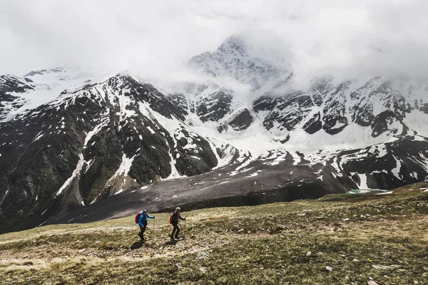 Elbrus Region Russia June 2017 Two Tourists Hiking Top Mount — Stock Photo, Image