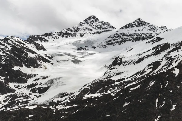 Панорамний Вид Високих Гірських Вершин Snowy Туманний Холодів Ельбрус Регіону — стокове фото