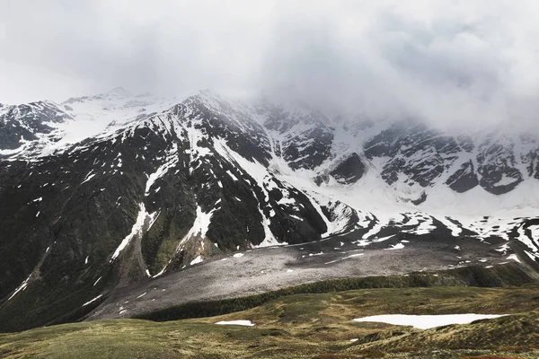Panoramiczny Widok Wysokie Szczyty Górskie Niskich Temperaturach Snowy Mglisty Elbrus — Zdjęcie stockowe