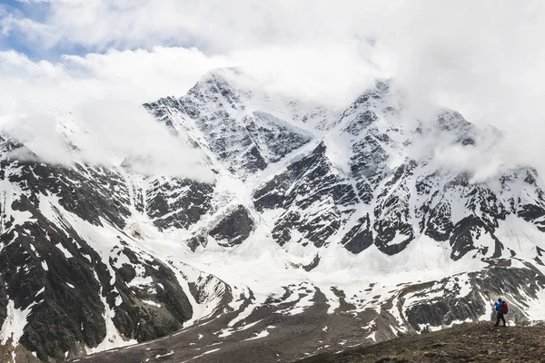 Yüksek Dağ Zirveleri Karlı Sisli Soğuk Havalarda Elbrus Bölge Panoramik — Stok fotoğraf