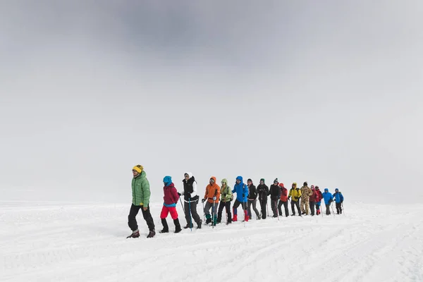 Región Elbrus Rusia Junio 2017 Grupo Turistas Caminando Hasta Cima — Foto de Stock