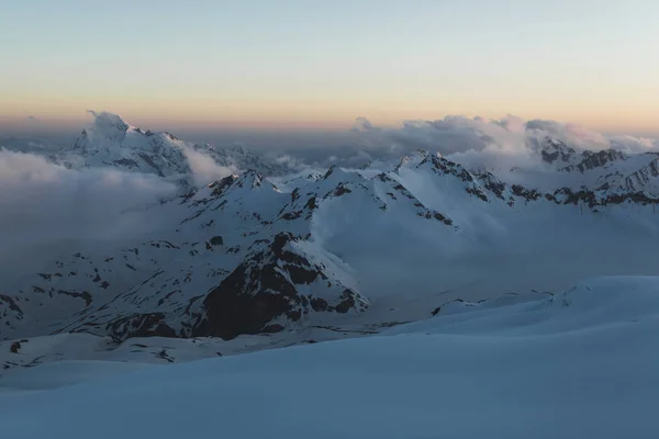 Panoramik Sabah Işık Elbrus Bölgesinde Yüksek Dağ Zirveleri — Stok fotoğraf