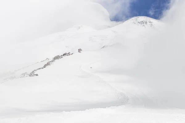 Vista Panorâmica Dois Picos Elbrus Tempo Nevado Nebuloso — Fotografia de Stock