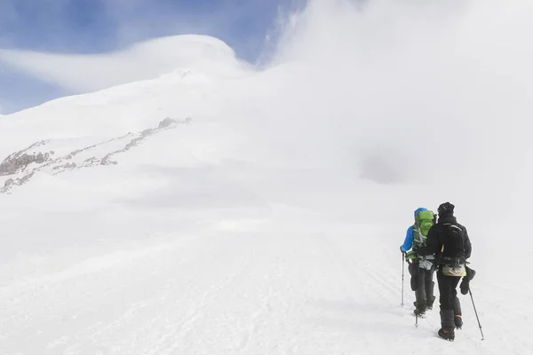 Región Elbrus Rusia Junio 2017 Dos Turistas Caminan Cima Del — Foto de Stock