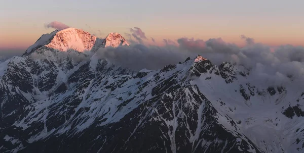 Panoramik Sabah Işık Elbrus Bölgesinde Yüksek Dağ Zirveleri — Stok fotoğraf