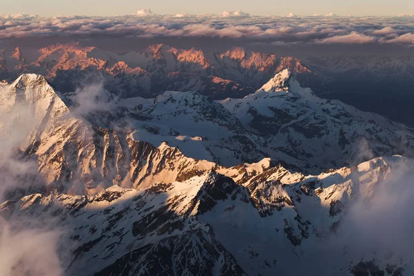 Panoramik Sabah Işık Elbrus Bölgesinde Yüksek Dağ Zirveleri — Stok fotoğraf