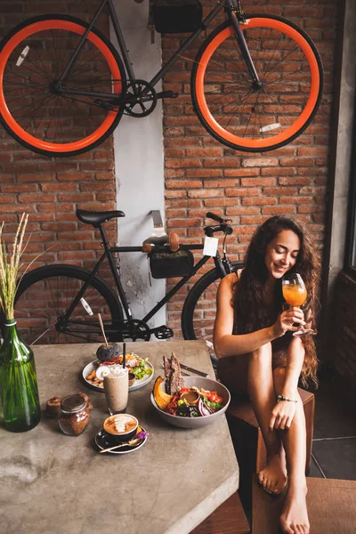 Mujer Disfrutando Comida Vegetariana Orgánica Fresca Vaso Kombucha Una Cafetería — Foto de Stock