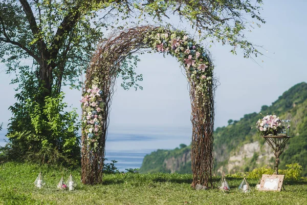 Hochzeitsbogen Aus Zweigen Mit Rosa Lilie Blauen Hortensien Rosen Auf — Stockfoto