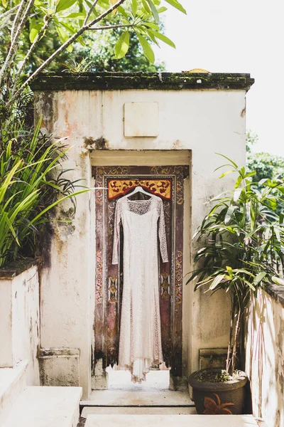 Chique Trouwjurk Opknoping Deur Van Traditionele Balinese Villa — Stockfoto