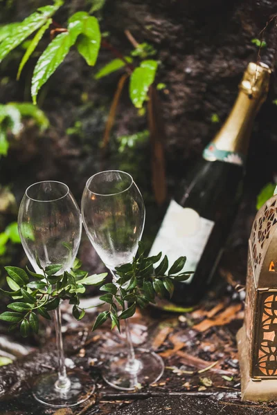 Бокалы Шампанского Украшенные Зелеными Листьями — стоковое фото