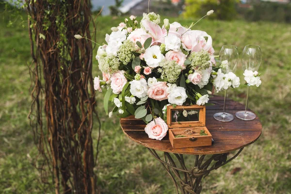 Boîte Vintage Bois Avec Deux Anneaux Sur Table Cérémonie Mariage — Photo