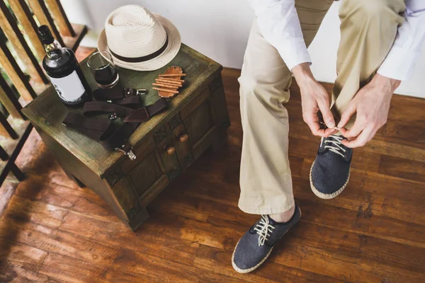 Hombre Que Usa Zapatos Azules Eco Lino — Foto de Stock