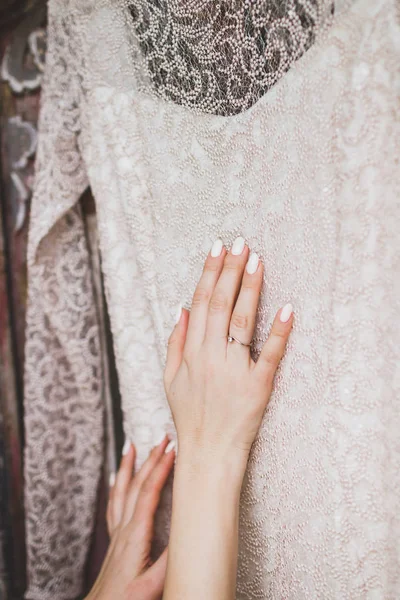 Руки Невесты Нежное Трогательное Вышитое Свадебное Платье — стоковое фото