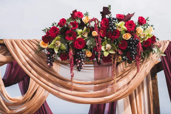 Arco Cerimônia Casamento Decorado Com Rosas Vermelhas Orquídeas Amarelas Uva — Fotografia de Stock