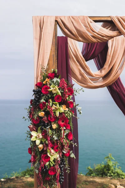 Arc Cérémonie Mariage Décoré Roses Rouges Orchidées Jaunes Raisin Tissu — Photo