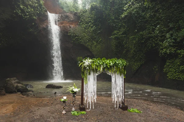 Tropical Wedding Ceremony Waterfall View White Arch Decorated Green Jungle — Stock Photo, Image