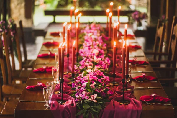 Mesa Casamento Madeira Decorada Com Velas Vermelhas Pano Rosa Orquídeas — Fotografia de Stock