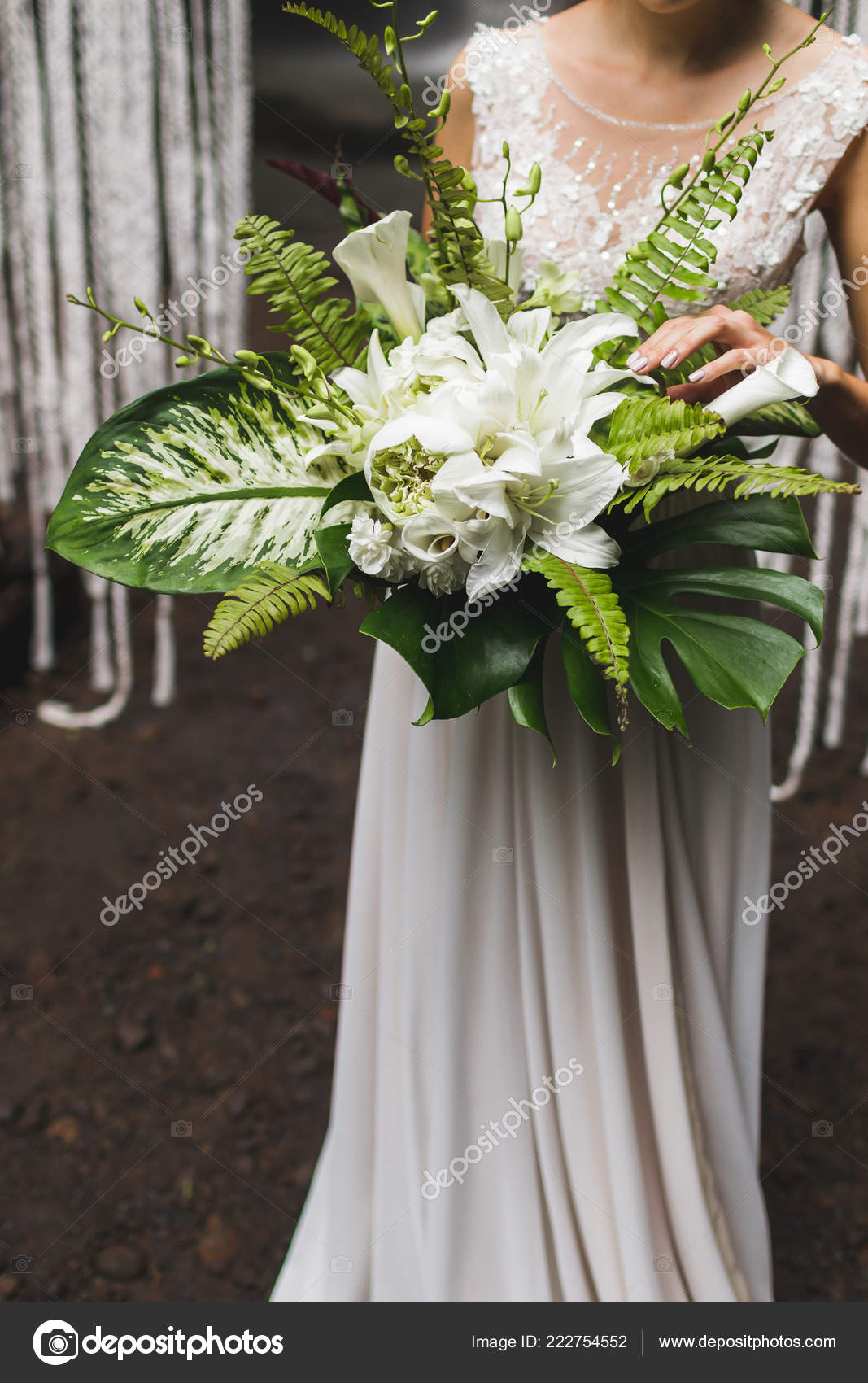 Mariée Mains énorme Bouquet Vert Avec Fleurs Feuilles