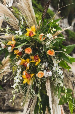 Sarı orkide, güller, çiçek aranjmanı düğün töreni boho tarzı üzerinde çiçekler kurutulmuş