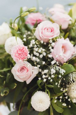 Düğün çiçek kompozisyon, nazik pembe güllü buket