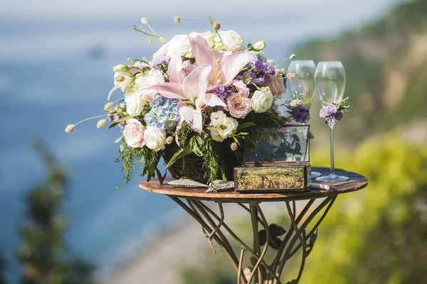 シャンパン グラス アジサイとビンテージ リング ボックスと花ブーケ結婚式青銅テーブル — ストック写真