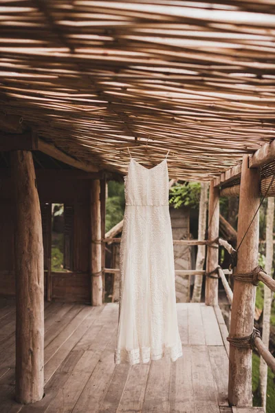 Abito Sposa Bianco Appeso Casa Bambù Tropicale Mattino — Foto Stock