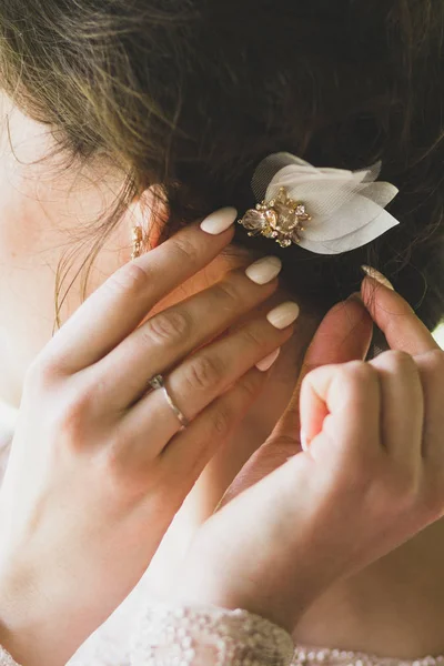 Primer Plano Del Peinado Novia Con Las Manos Mujer Usando — Foto de Stock