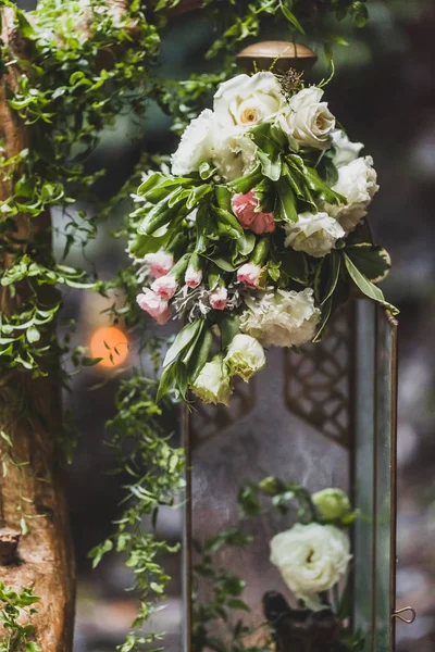 結婚式の白バラの組成とビンテージ ブロンズ ツタの枝の上にランプをぶら下げ式装飾 — ストック写真