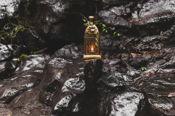 Lanterna Vintage Bronze Com Luz Vela Dentro — Fotografia de Stock