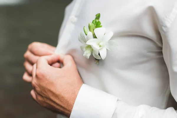 Brudgummen Boutonniere Med Vita Orkidéer Vit Skjorta — Stockfoto