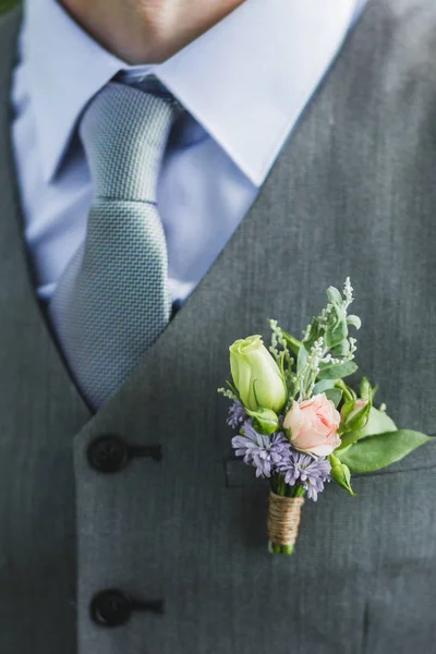 Boutonniere Noivo Com Pequenas Rosas Folhas Verdes Terno Cinza — Fotografia de Stock